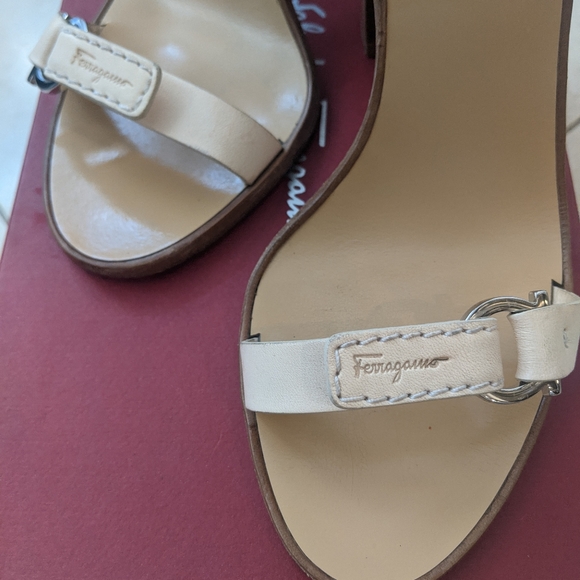 Salvatore Ferragamo open toe heels - Picture 4 of 9